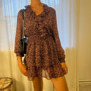 Superfin zaraklänning - Superfin vinröd klänning från zara med lite lyster och ett superfint blommönster. Är bra skick men hade ett litet hål som lagades för något år sedan. Modellen är 172🩵🩵