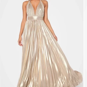 Balklänning  - Intressekoll på min balklänning. Har klippt upp den lite då den var för lång för mig, är 1,65 och den gick ner precis ovanför fötterna med 6cm klackar efter jag klippt upp den. Storlek XS men passar även S. Använd 1 gång, inga defekter eller fläckar❤️