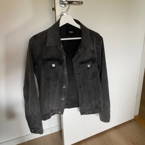 Svart jeansjacka  - Mörkgrå/svart jeansjacka i bra skick🤍