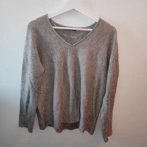 Stickad tröja - Tunn stickad tröja i storlek M. Använd fåtal gånger 