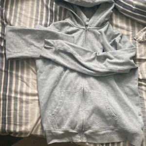 Polo Ralph lauren kofta - Original storlek skall vara Xl men sitter som en M pga av den krymt. 8/10 skick, perfekt nu till hösten som kommer.