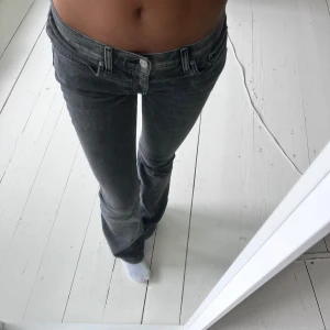 Low waisted jeans  - Låg midjade jeans ifrån gina tricot Nästan aldrig använda, jätte bra skick! Storlek 34, svårt grå färg