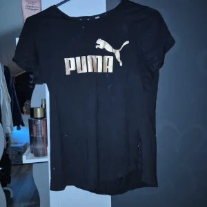 T-shirt  - Svart t-shirt använd fåtal gånger säljs pga inte används längre 