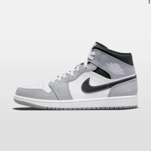 Nike jordans  - Säljer dessa fast Nike märket är vit. Hittar inte original bilden) Har en liten skada skriv priv för privata bilder. Normal pris 2 400. Säljer dem så billigt för vill ba få bort dem. 