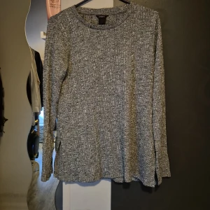 Tröja - Fin tröja använd fåtal gånger säljs pga använder inte längre 