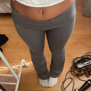 Yoga pants  - Säljer dessa lågmidjade yoga pants från Nelly. De är helt nya har aldrig använt, de ligger kvar i påsen med lappen och allt. Råkade köpa 2 par. Nypris: 299 