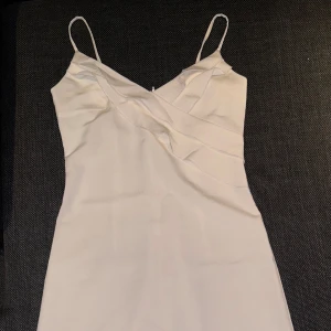 Vit klänning - Vit klänning i XS, framhäver former fint och sitter super fint me har tyvärr blivit för liten för mig:( ☺️