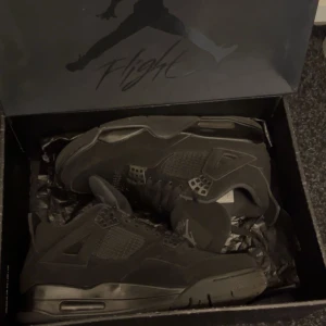 Jordan 4 black cats - Använd runt 10 gånger, skick 8/10, kommer med box, priset kan sänkas vid snabb afär.