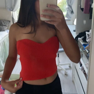 Röd tubtopp - Jätte fin röd tubtopp, fint skixk, säljs pga nt kmr t användning, strl M men jag använder strl Xs så passar från xs-m 
