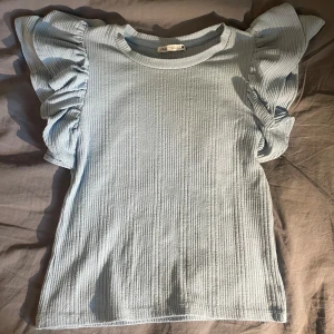 Volang tröja - En super fin blå volang tröja från zara! Säljer för att den inte kommer till användning, super bra skick. Storlek S men passar mig som också har XS. Pris kan diskuteras