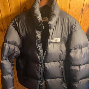 NORTH FACE PUFFER - North Face 1996 Retro Nuptse Jacka i svart, används ej pga att jag har skaffat en ny. Köptes 2021 men har fortfarande mycket liv i sig. Inga hål och fortfarande ”puffy”. Strl XL men passar L lika bra. Priset går att diskutera!:)