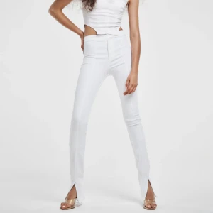 Jeans  - Ett par jätte fina stretchiga jeans med slit och ribbat