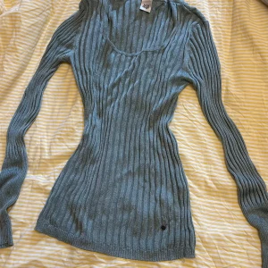 Festlig grön topp med glitter - Säljer denna snygga festliga tröjan med glitter på. Ungefär storlek S eller Medium och sitter tajt men bekvämt på. Skriv vid fler frågor!💕