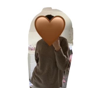 Stickad pull&bear tröja - Fin stickad tröja från Pull&Bear med prislappen kvar då jag aldrig använt den. Den är lite oversized/baggy. Den är väldigt fin/ tunt stickad men inte på ett billigt sätt den känns väldigt mjuk på huden. Kom privat för frågor!🤎