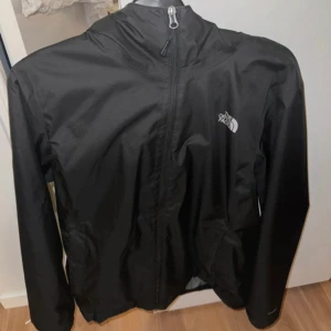 The north face jacka  - Vind/regnjacka som är använd fåtal gånger.  