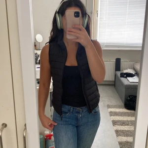 Väst  - Everest väst som funkar både till tjejer och killar. Används inte så mycket längre och därav säljer jag 