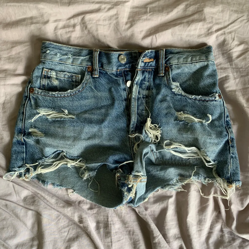 Jeans shorts från Zara, storlek 34, medelhög midja. Shorts.