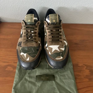 Valentino rockrunner - ett par riktigt feta rockrunners i gröna med stjärn detaljer. Storlek 40 men pasar även 41! skicket är 9/10! Hör av er vid intresse !!🙌🏽🙌🏽