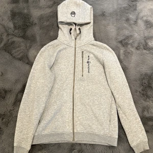 Sail Racing Kofta - Det är köpt från hemsidan KidsBrandstore, och är i stl 150, men passar folk med 160. Den är i fint skick.