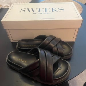 Svarta tofflor/sandaler 🖤 - Ett par svarta sweeks sandaler i storlek 38. Små slitna i trampdynan, därav priset (orginalpris 699kr.). Kan postas, även hämtas i Göteborg/Eskilstuna. 🖤
