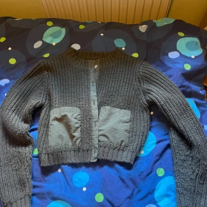 Kofta - Säljer denna super fina och sköna koftan från zara och är nästan aldrig använd💕