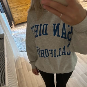 Sweatshirt  - Säljer denna tröjan pågrund av att den inte använda längre, den är i bra skick och är bara använd ett fåtal gånger.  Hör gärna av dig vid frågor 