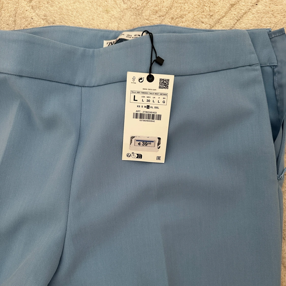 Här säljer jag ett fint stiligt blazers och byxa som är oanvänd säljer på grund av minskat vikt  - 90