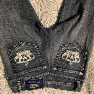 Victoria Beckham jeans  - Super fina Victoria Beckham jeans i storlek 26, säljer på grund av att dom inte kommer till användning, inte alls slitna, dom är köpta här på plock och personen jag köpte av har sytt in dom upptill (skriv till mig för med info, pris kan diskuteras ) 68 cm i omkrets vid midjan, 78cm i innerbensläng💞