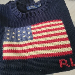 Ralph Lauren tröja - Stickad crew neck från Ralph Lauren💫 Köpt på plick förra året, jag har endast använt den några gånger. Den är fint skick💫 Pris kan absolut diskuteras. Storlek S/XS