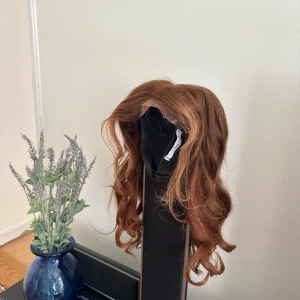 Peruk äkta hår - Peruk i äkta hår och med blow out styling. Nypris 3625kr. Endast testad och kvar i originalförpackning så är i superbra skick! Beige wig cap medföljer om man vill. Fler bilder kan fås vid intresse 💕
