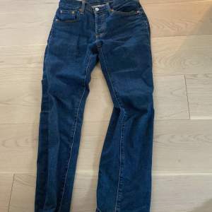 Ett par sprillans nya Levis jeans(501). Det har inga hål och är i storlek small. Marinblå, riktigt bra nu till vintern.