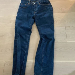 Levis 501  - Ett par sprillans nya Levis jeans(501). Det har inga hål och är i storlek small. Marinblå, riktigt bra nu till vintern.