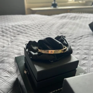 Armband  - DKNY armband, säljer för 600kr! Aldrig använd!🤗 kommer i original förpackning!
