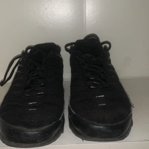 Air maxes - Säljer mina air maxes dom är lite slitna men inte mycket alls därför säljer ja dom för ett billigt pris. Pris kan diskuteras priv 