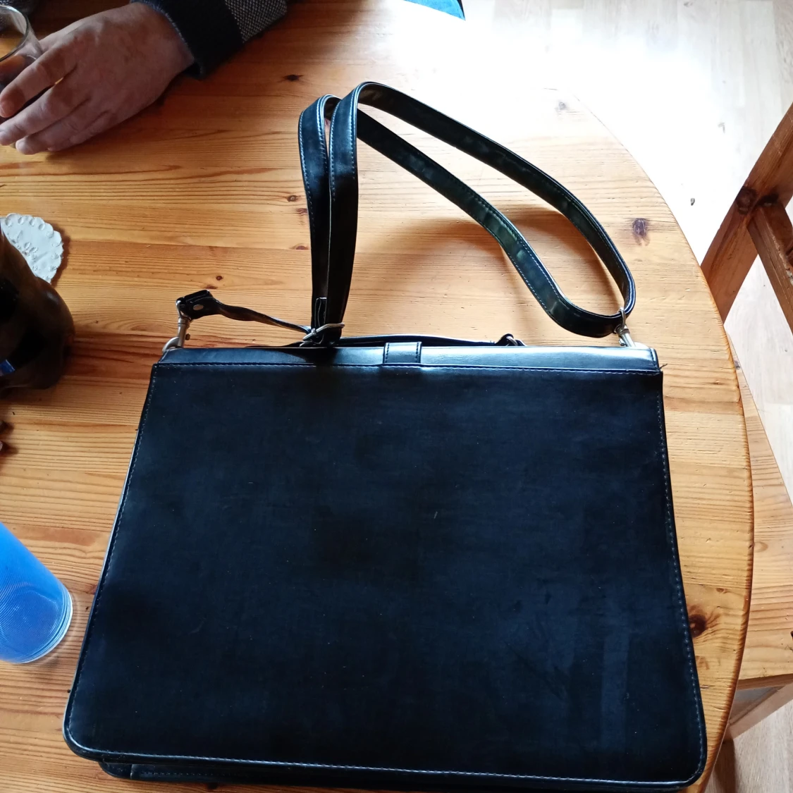 Stor svart väska skinn läder låsbar med axelremmar. - 4