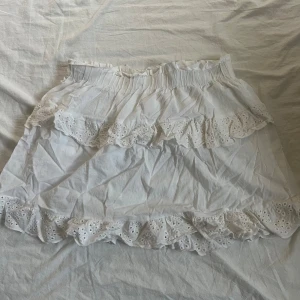 Kort vit kjol - Vit kort kjol som är petite i modellen