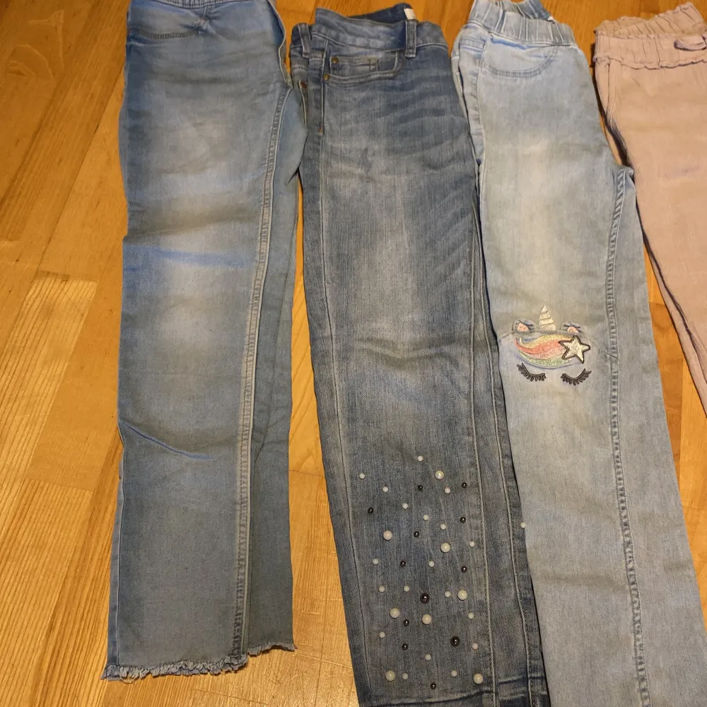 3 jättefina jeans i nyskick två från lindex och en från H&M för 10åringar❤️. Jeans & Byxor.