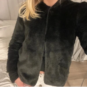 Pälsjacka  - Jätte snygg pälsjacka. Lite defekt på insidan men inget som syns på utsidan! 