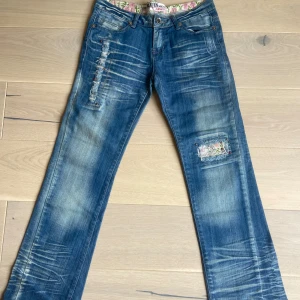 Jeans med coola detaljer - SKITFINA jeans köpta second hand💖💖 Mått finns på bilderna💕