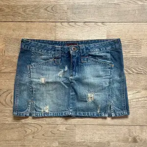 Jeans kjol från Replay! Midjemått 37cm rakt över, längd 30 cm. Köp via köp nu❤️