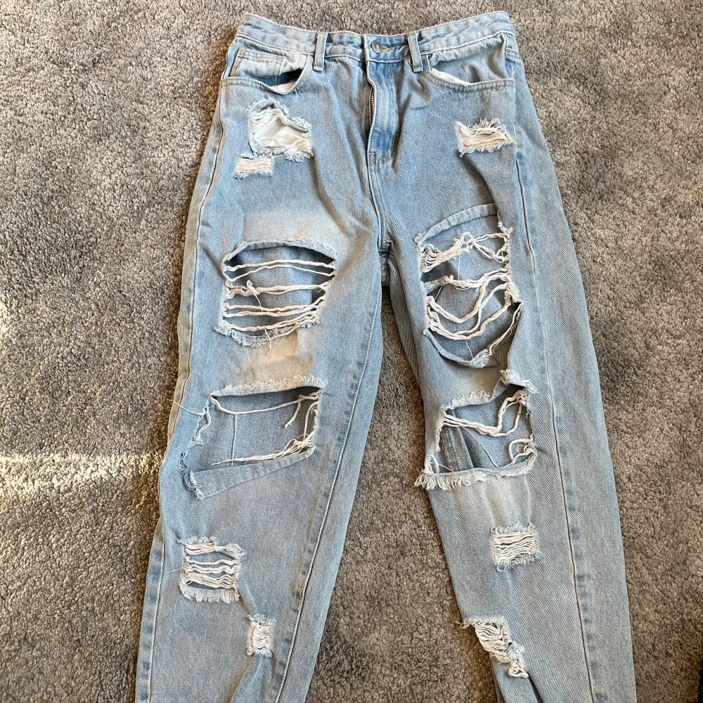 Säljer nu mina jeans dom jag aldrig använder. Sparsamt använda, ripped som fan, coola med mycket retrokänsla. Jeans & Byxor.