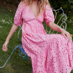 Klänning från Zara  - Jättefin rosa klänning från Zara. Endast använd ett fåtal gånger. Normal i storleken. Nypris 699kr 