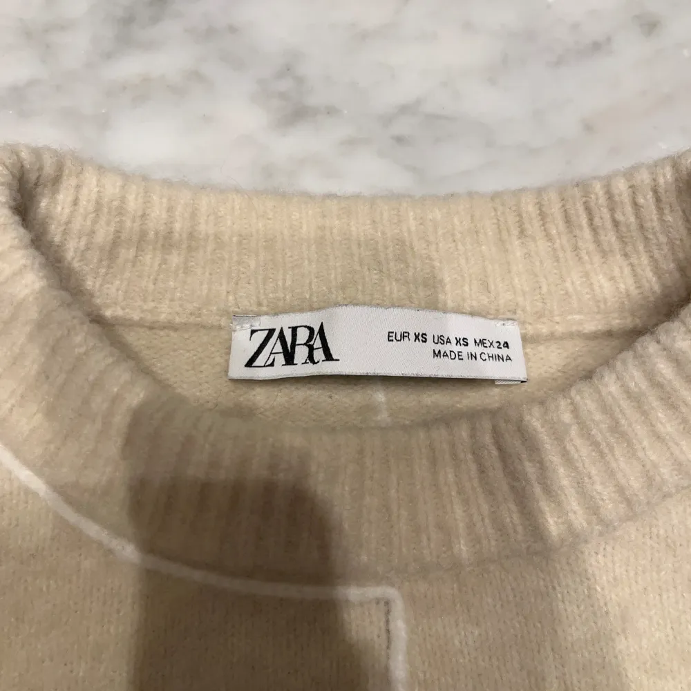 Hej! Säljer denna jättefina Zara tröjan då den inte kommer till användning🥰Köpt för ca 500, mitt pris 400😍Använd 1 gång så i nyskick💘. Tröjor & Koftor.