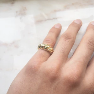 Ring från Yomie 💕 - Yomie har fina kvalitativa prisvärda ringar som endast kostar 119kr 💕 Alla är vattentäta och gjorda av rostfritt stål 💛 Ringarna orsakar alltså inga utslag 💛 För fler frågor/bilder skicka ett meddelande💕