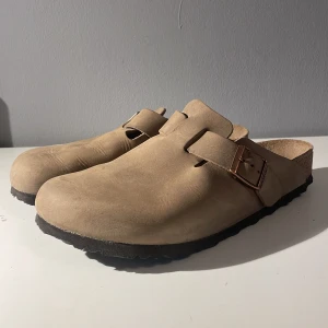 Birkenstock Bostons - Birkenstock Bostons i bra skick. Nypris ca 1600. Hör av dig vid frågor! Str 41 men passar bra på 42. Perfekta för sommaren!