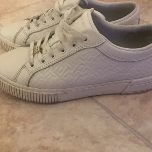 Sommar skor - Säljer nu mina fina vita vår/sommar skor, endast ett litet hål inuti hälen ingenting som syns på utsidan av skon , skorna är köpta från Tommy hilfiger, passar till allt och säljs för 400 kr