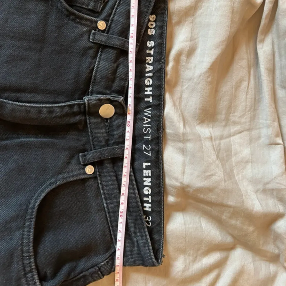 Raka jeans i en svart lite urtvättad typ av färg. Superfina Endast använda fåtalet gånger  W27 L32. Jeans & Byxor.