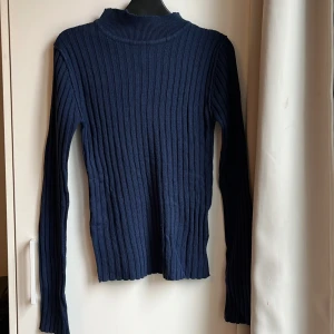 Blå ribbad turtleneck - Från Collusion Har klippt turtlenecken Använd kanske 1 gång om ens det