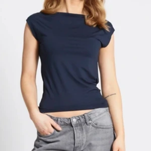 Topp - En mörkblå topp ifrån lager157 i storlek XS. Den är knappt andvänd något. Jätte fin till sommaren!! Skriv om ni har funderingar.🫶🏼