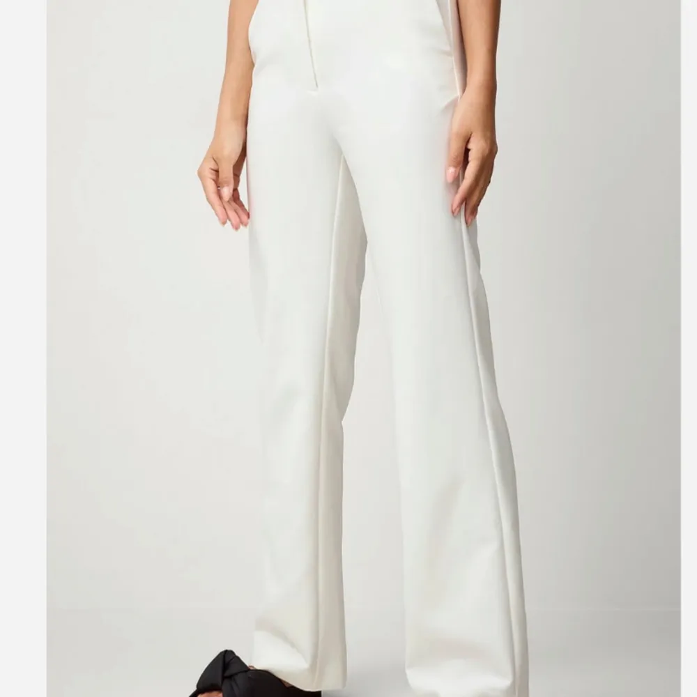 Ett par vita kostymbyxor från gina tricot i storlek 36💞. Jeans & Byxor.